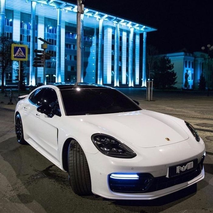 Inchiriere masina lux Porsche Panamera cu sofer inclus 200€/zi(8 ore)