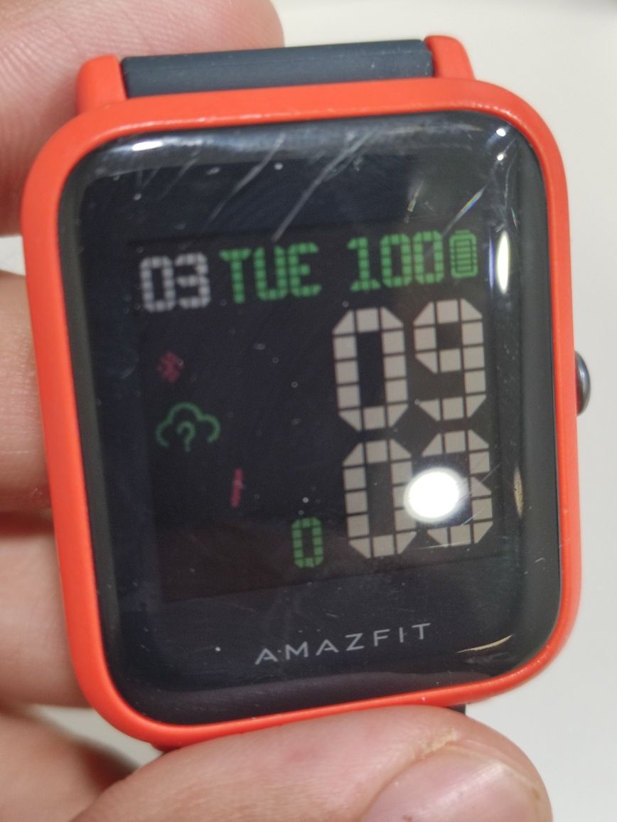 Умные часы Xiaomi Amazfit BIP в рабочем состоянии