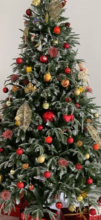 Продам исскуственную елку. Высота 2.40 . Очень пышная.