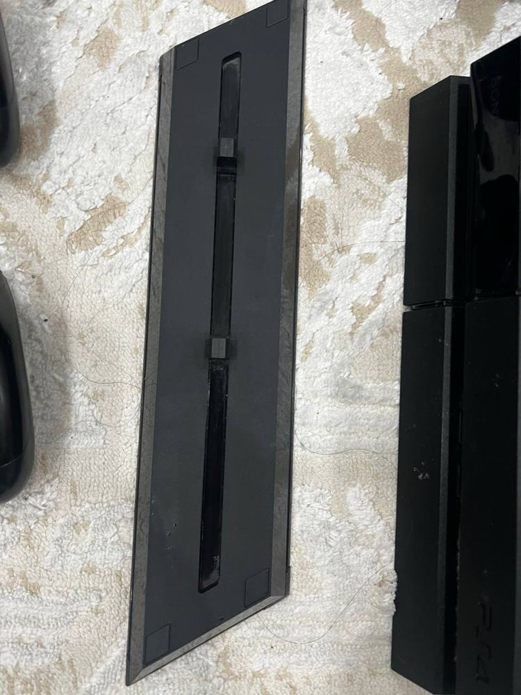 Продается playstation 4 со всеми аксессуарами + 1 игра на выбор