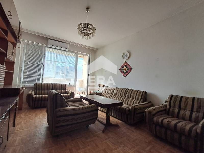 Тристаен апартамент за продажба, с отделна голяма кухня, в долната час