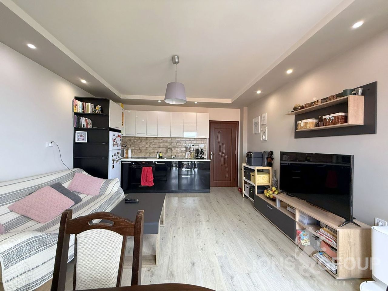 Продава се Тристаен апартамент в Варна, м-т Пчелина - 75 кв.м за 2200 €/кв.м - Снимка #1