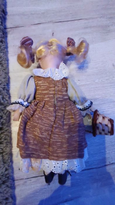 Păpușă veche din porțelan