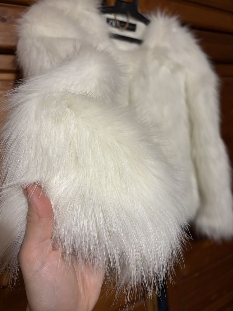 ZARA Бяло палто с косъм