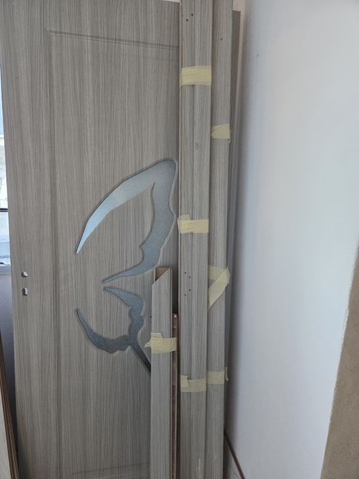 Usa gri
Inaltime: 203 cm.
Tip: Batanta.
Material: Lemn.
Cul