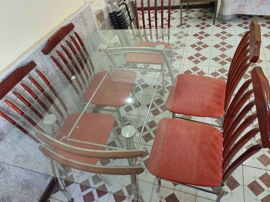 Кухонный стол . С 6 - ю стульями комплект.