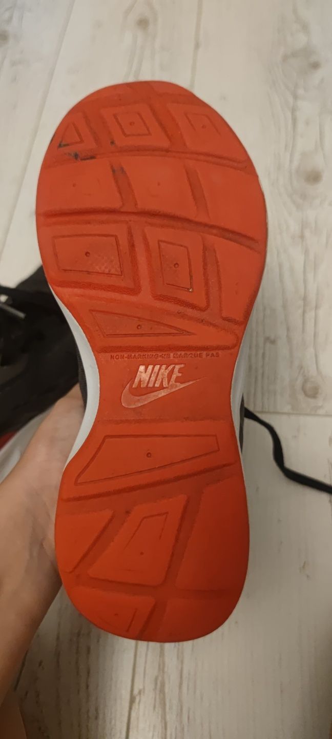 Vând adidași Nike 37.5