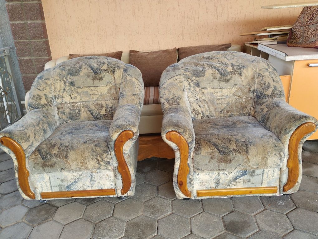 продам комплект диван и два кресла