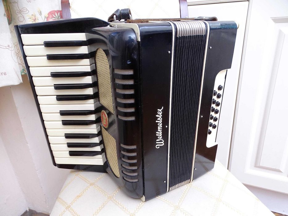Много запазен стар акордеон Велтмайстер 12 баса