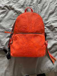 Desigual оранжева чанта с флорални мотиви