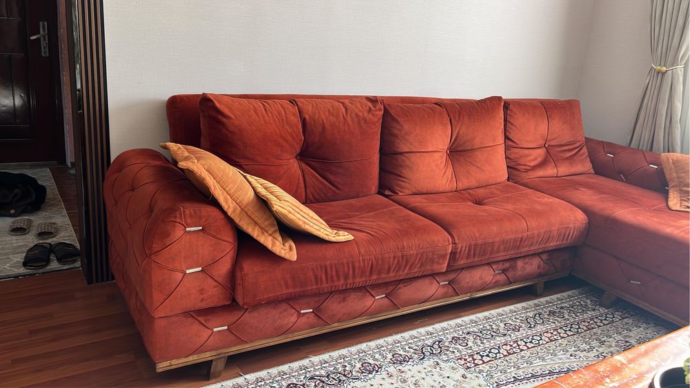 диван с деревянными ножками