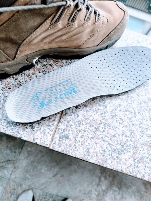 Ghete Lowa Goretex pt lucru talpă fisurată puțin