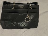 Чанта Guess черна лачена