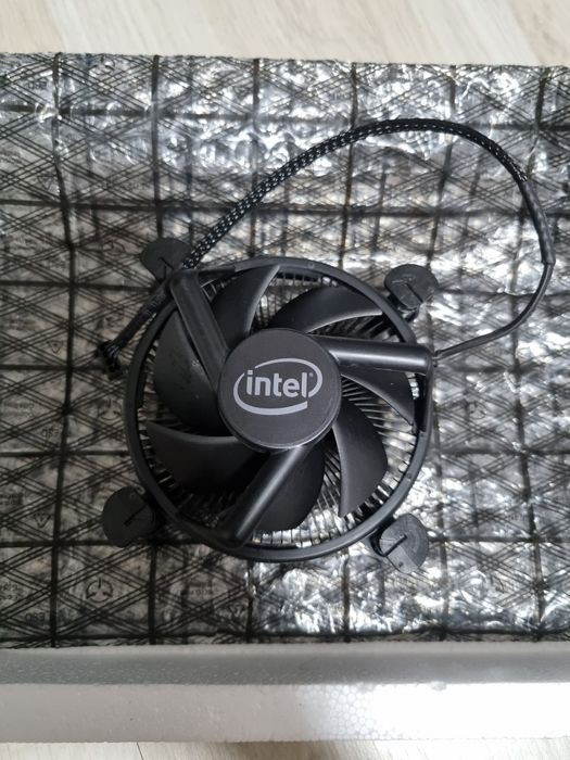 Procesor Intel I3 9100F + Cooler Intel