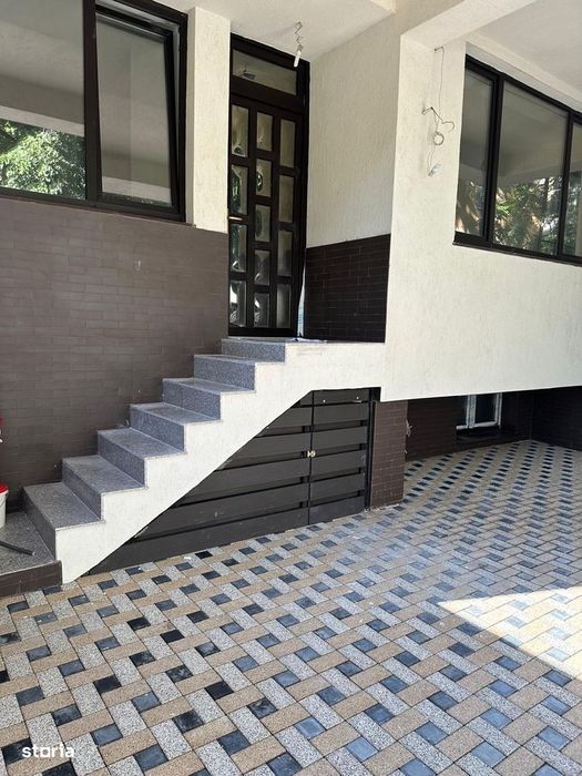 Apartament 4 Camere Pe 3 Niveluri+Curte 40mp2, Particular