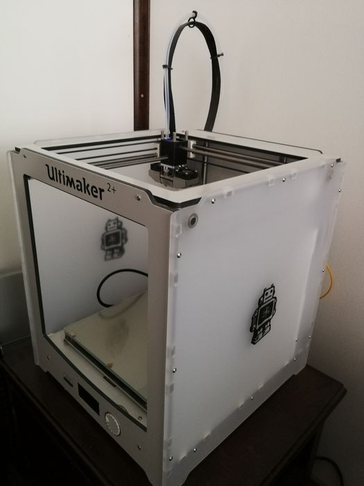 Vând Ultimaker 2+, imprimantă 3d