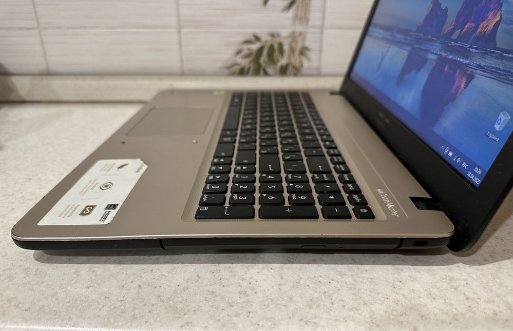 Игровой ноутбук Core i7-7500U/RAM 8Gb/SSD/HDD/NVIDIA 920M 2Gb GDDR5