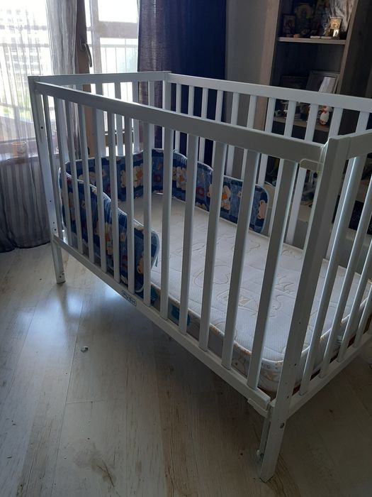 Бебешка кошара с матрак в отлично състояние