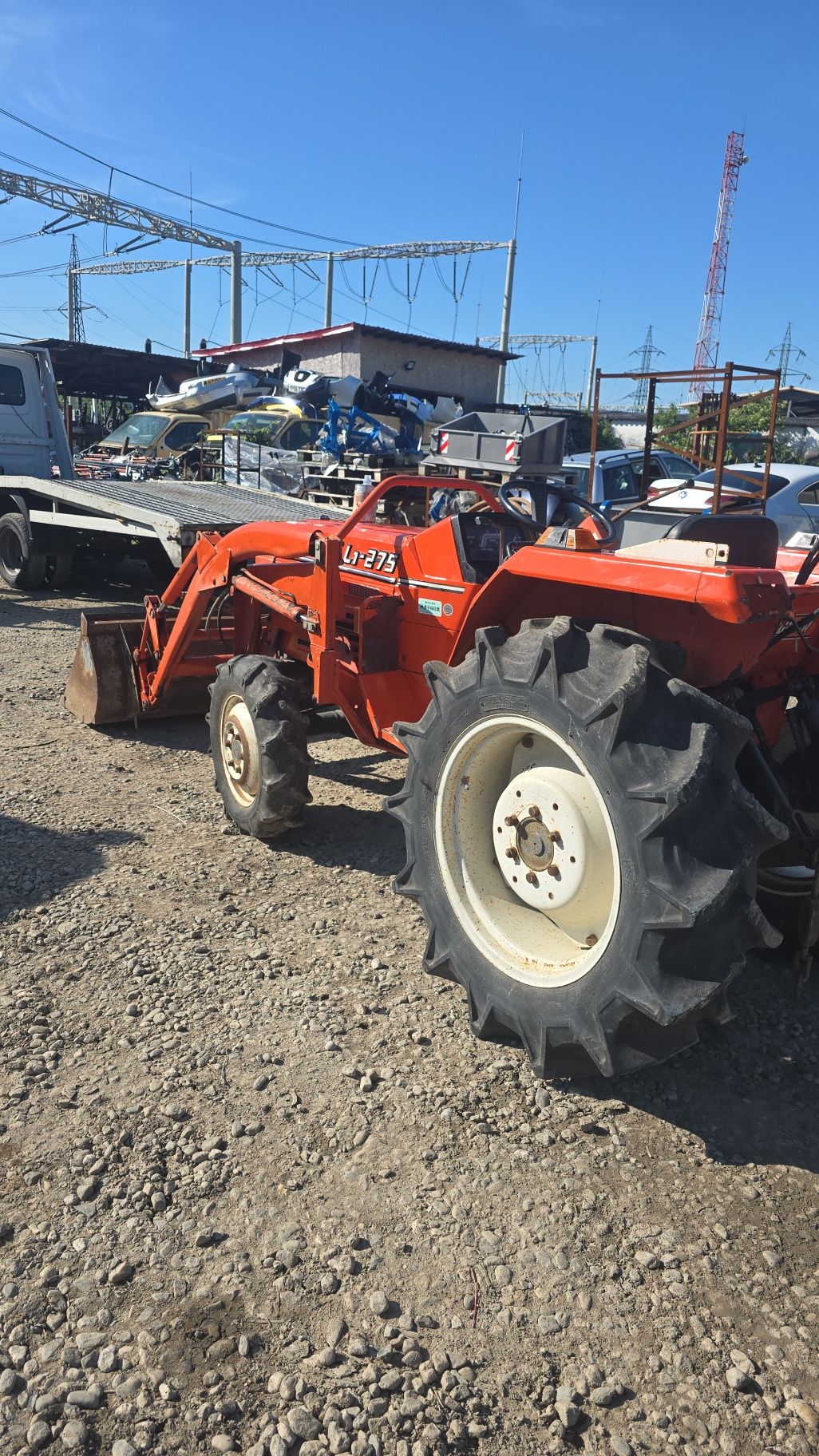 Tractor japonez cu incarcator frontal cupa și freza