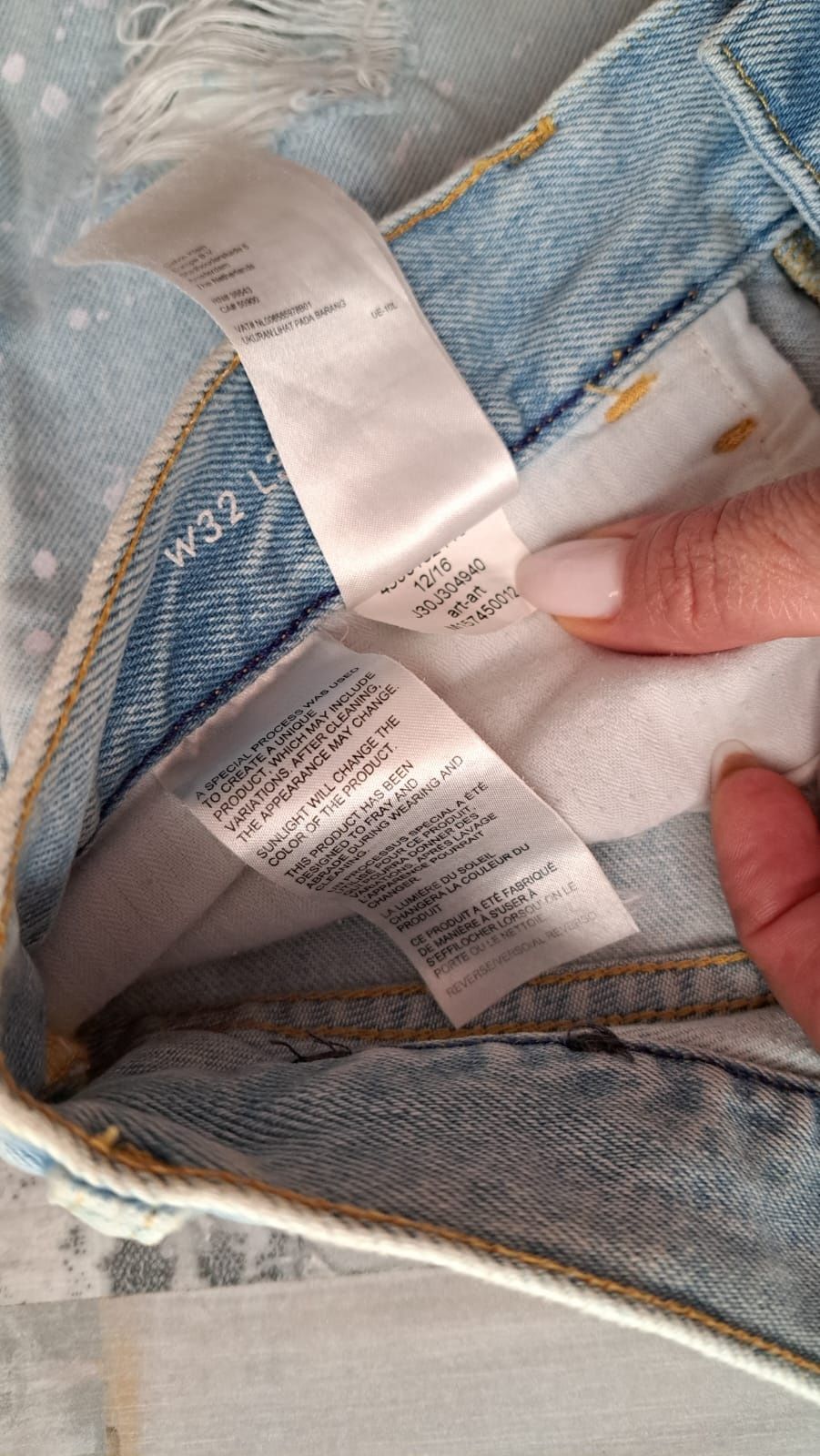 Blugi Calvin Klein și cămașa Levis