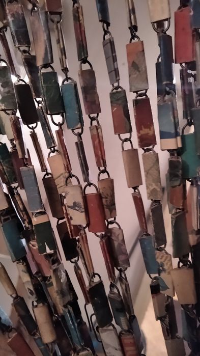 Отдам даром занавеску  из скрепок и открыток.