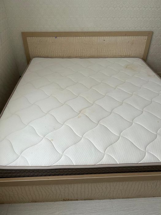 Продается 2-х спальная кровать с матрасом.