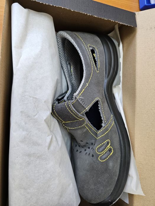Pantofi securitate nr 42 și 45