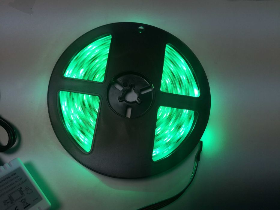Banda led rgb multicolor 5 m cu alimentare si telecomanda