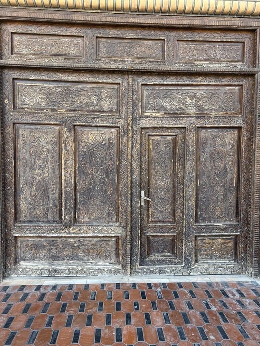 Эшик, дверь.