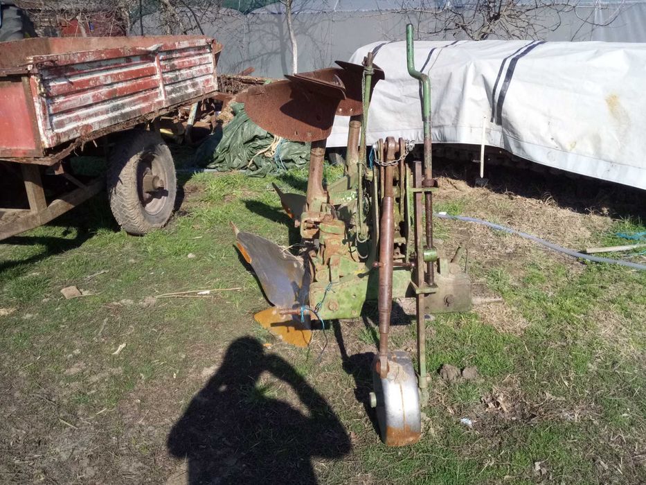Vând o remorcă agricolă monoax și un plug reversibil cu două trupițe