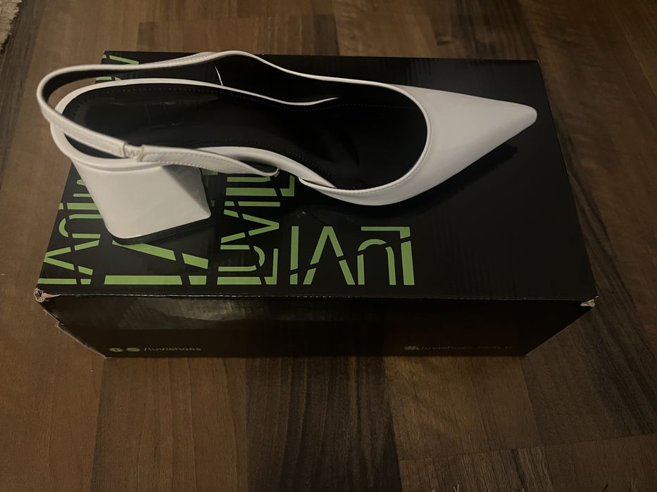 Sanda alb, comoda, toc gros, piele ecologica