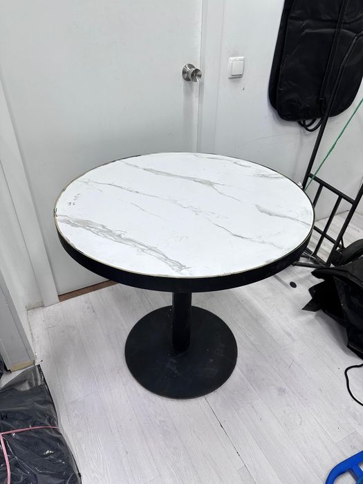 Стильный круглый стол с мраморной столешницей