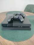 Vând PS4 Sony . Preț 550 de lei .