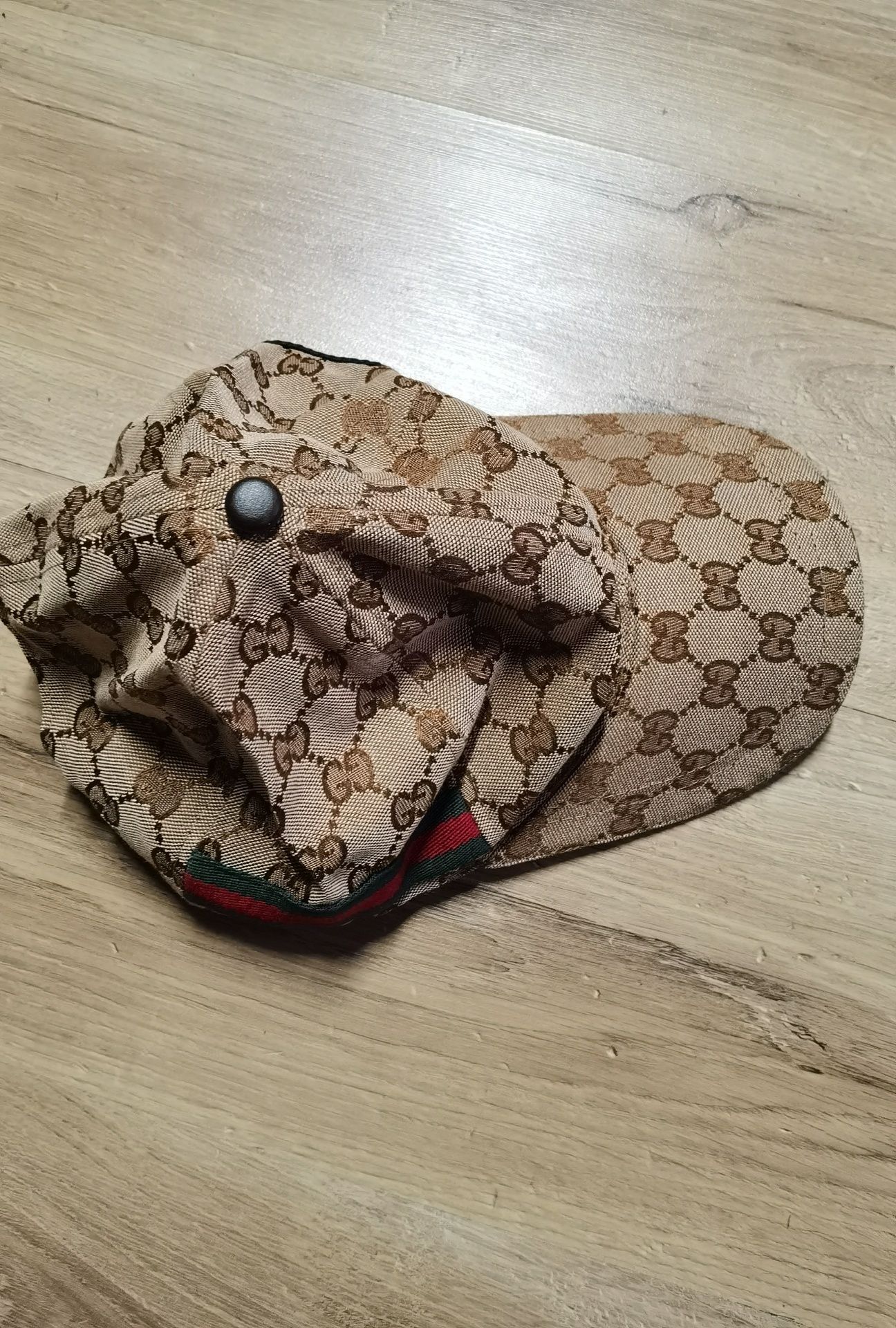 Мъжка шапка на GUCCI