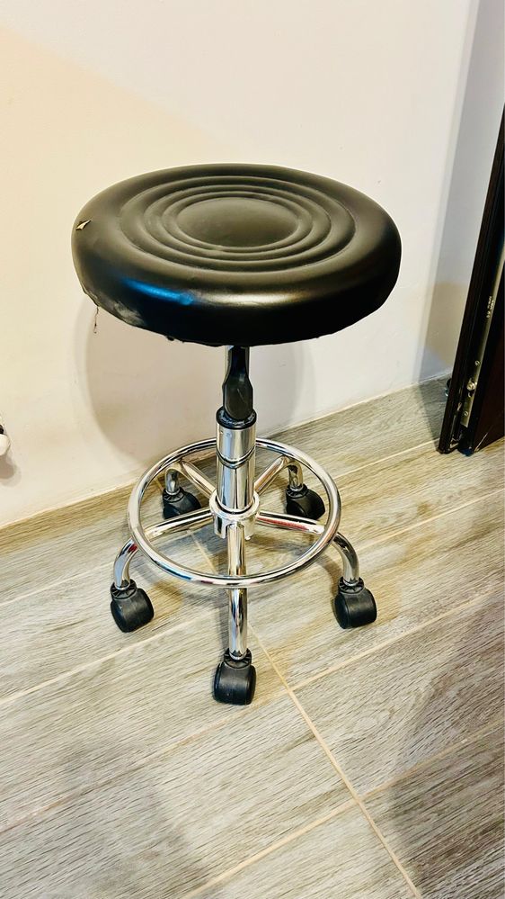 Scaun rotativ cu roți, reglabil pe înălțime – ideal salon, birou, casă