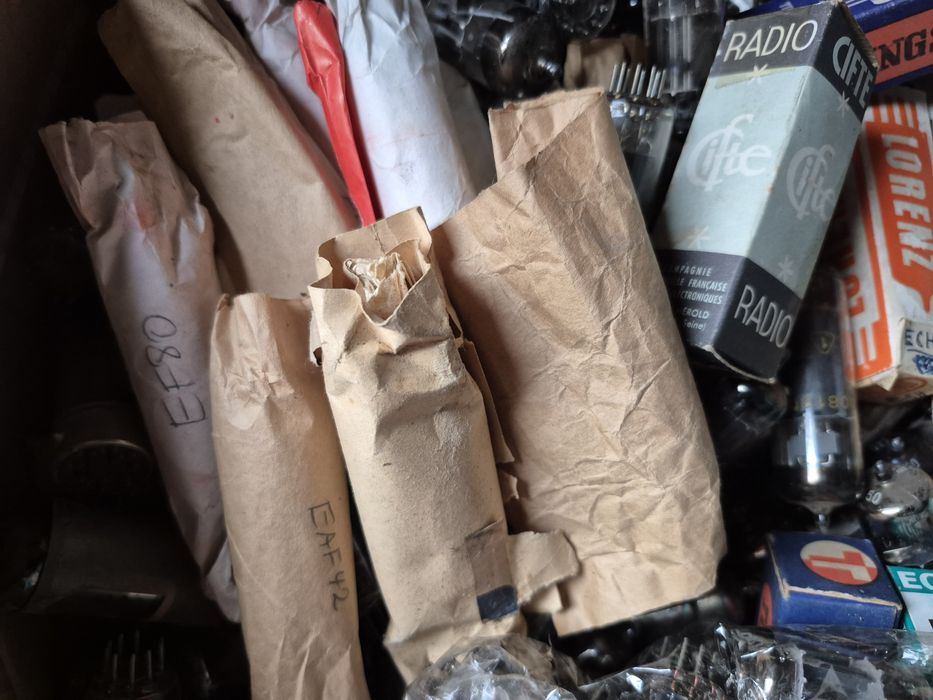 Vând Lot 150-200 Lampi,pentru radio din anii 1940-1970 o cutie full