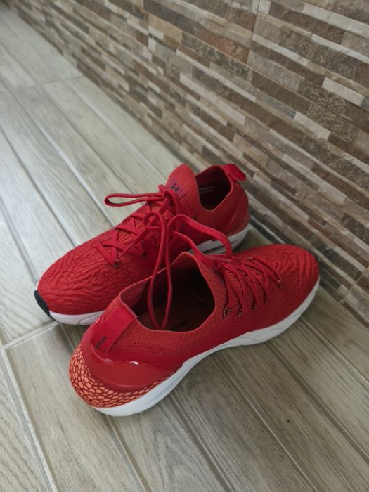 Under Armour HOVR Phantom 2 спортни обувки червени като нови, номер 43