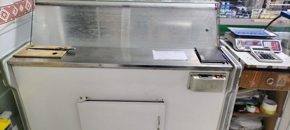 Продам холодильную ветрину в отличном состояние