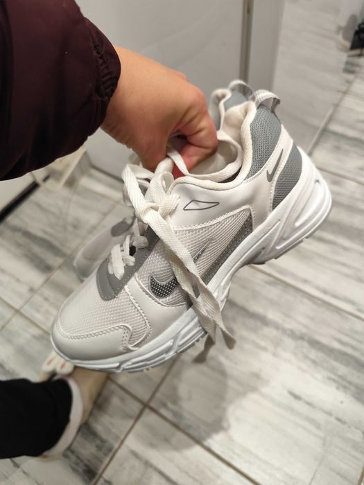 Бели.   маратонки