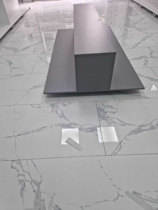 Гардеробна и пирамидален стелаж за магазин