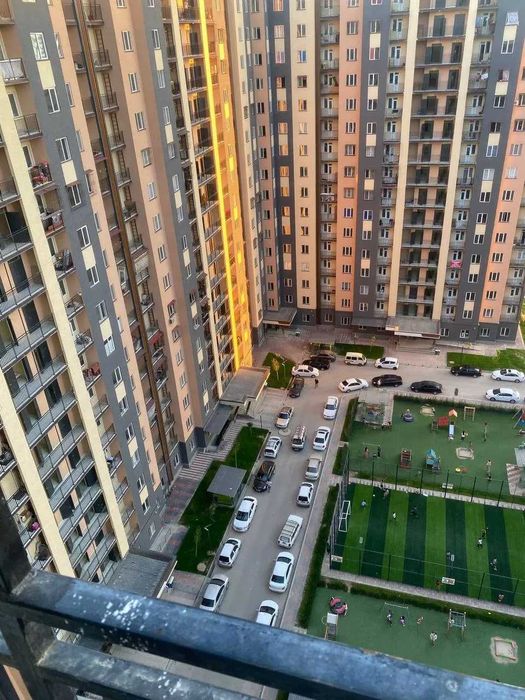 3 xonali kvartira Yangi darxonda srochno sotiladi