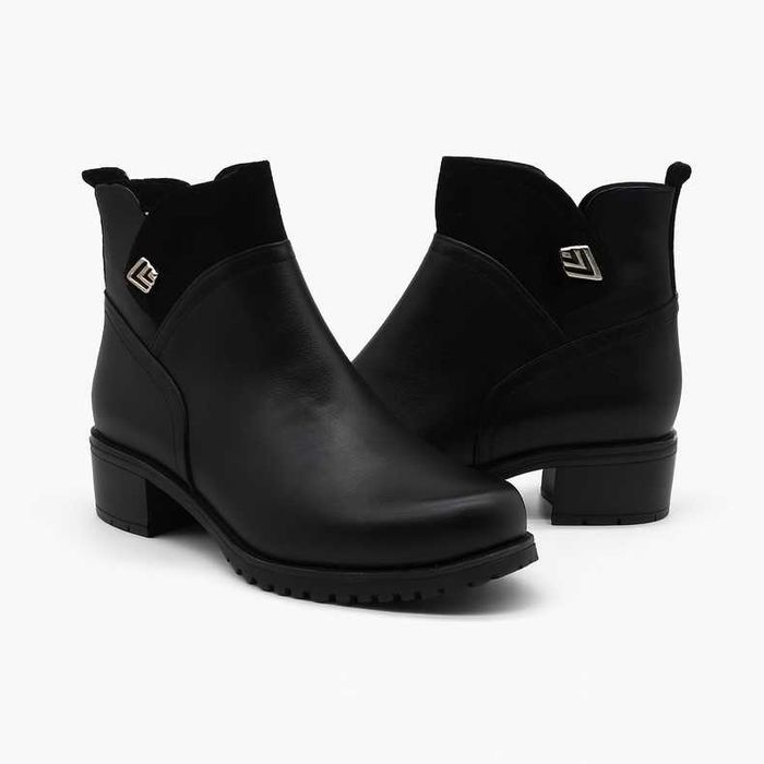 Дамски черни боти от естествена кожа с цип и нисък ток
