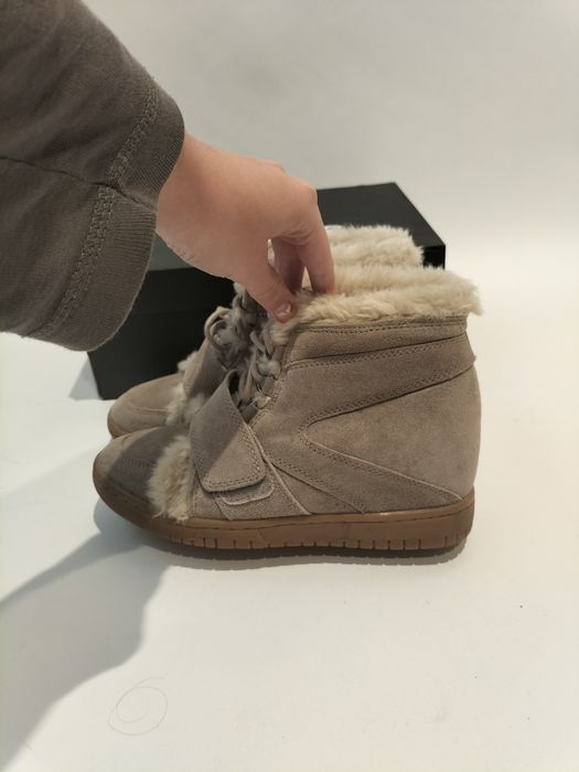 Ghete îmblănite cu platformă ZARA