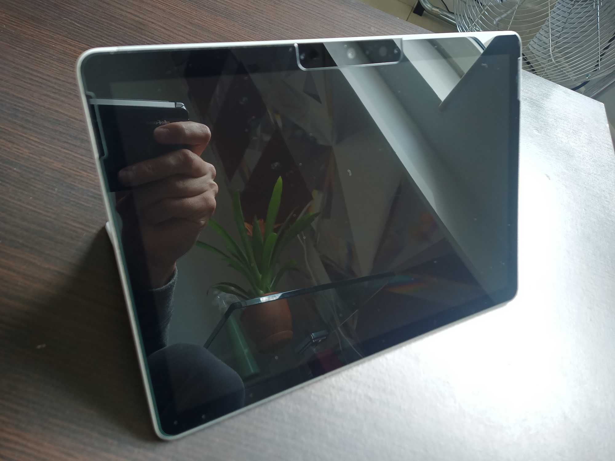 Surface Go 2 + Стъклен протектор + клавиатура.