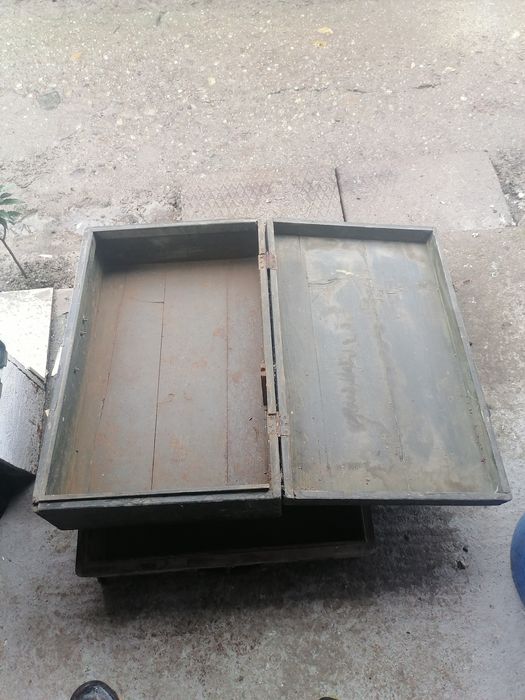 Vând 2 valiză de armata