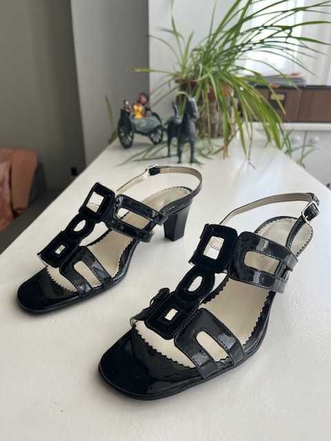 Sandale piele lac noi, marime 38