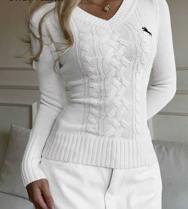 Елегантна бяла плетена блуза/пуловер с V-образно деколте и плитки -S/M