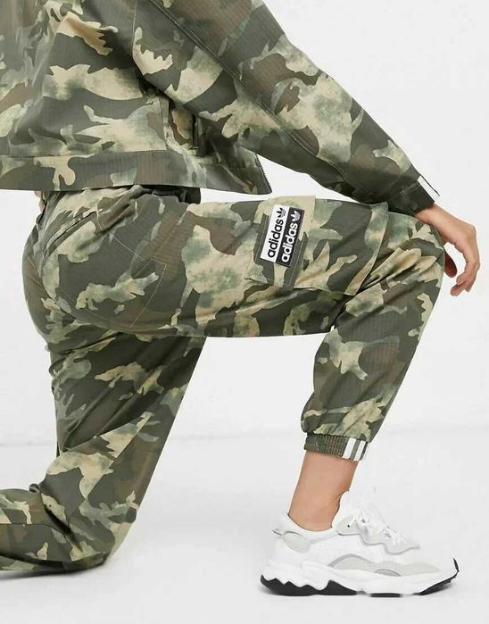 Adidas Камуфляж Оригинални дамски панталон camouflage Размер UK 12 / L