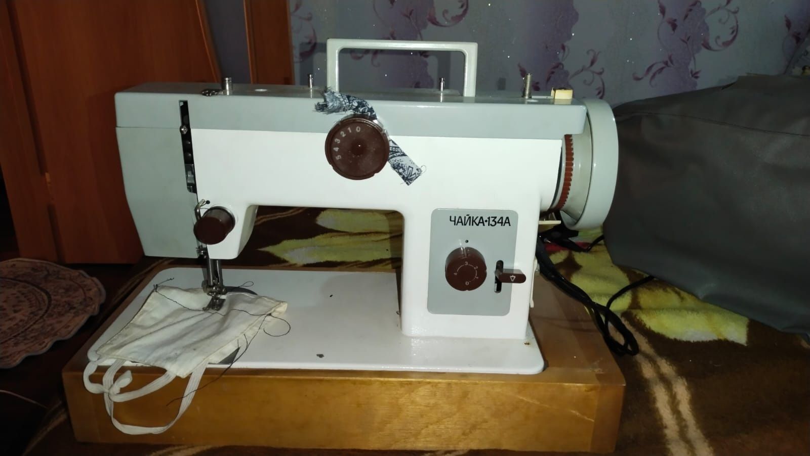 Продам электрическую швейную машинку