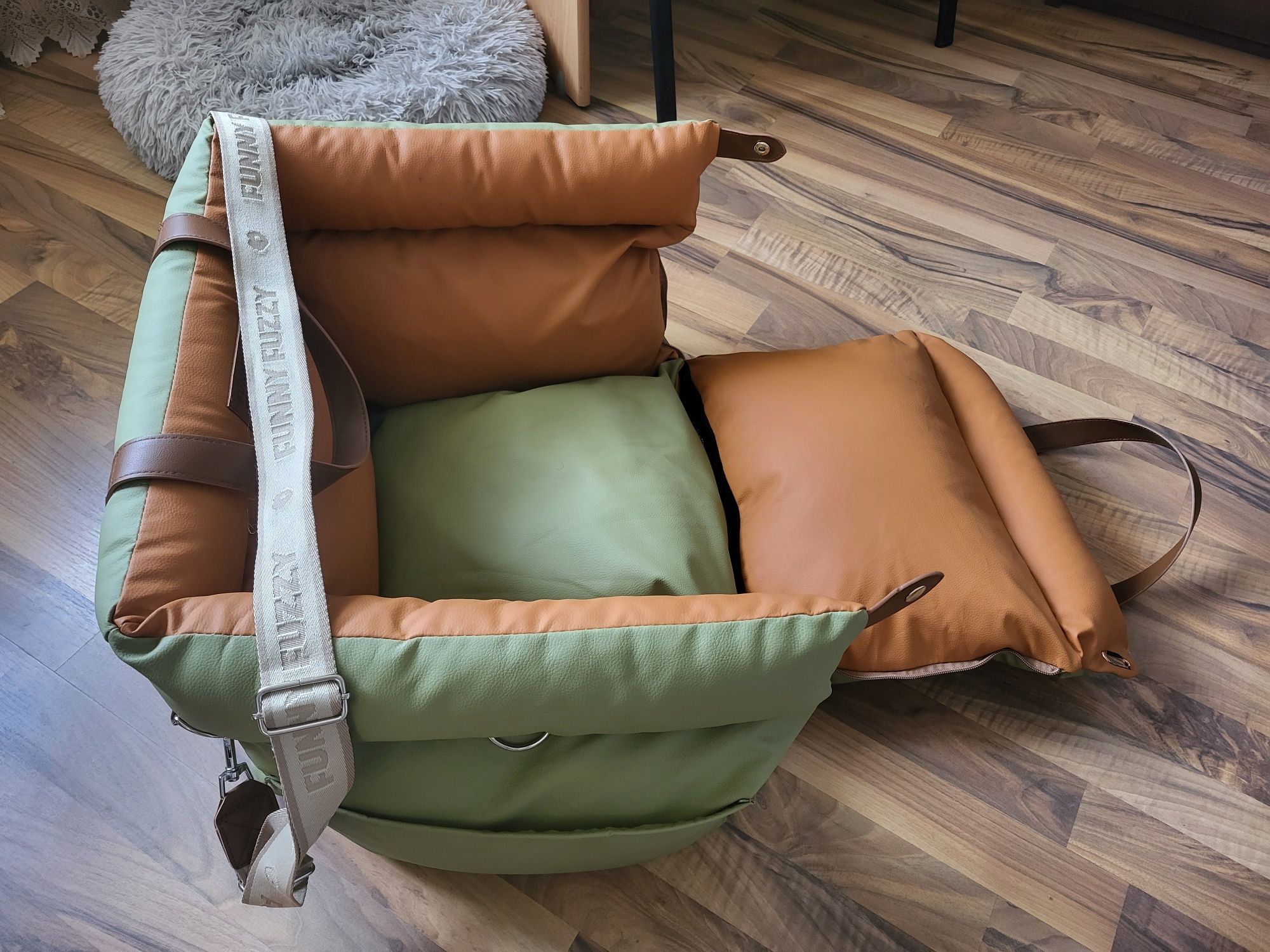 Pat auto Deluxe din piele ecologică pentru câini - Urban Voyager